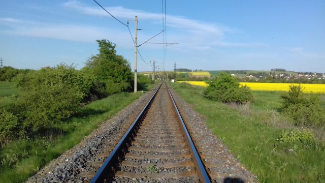Křížení trati 300 s D1 od Brna.jpg