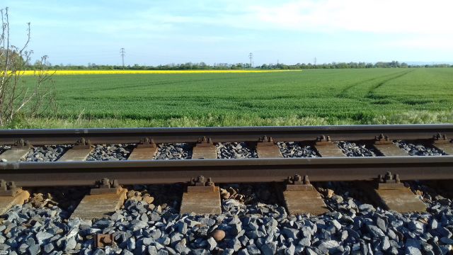 Křížení trati 300 s D1 jih.jpg