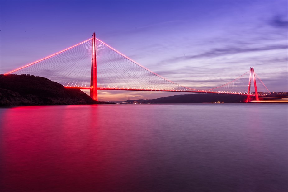 nový 3. most přes Bospor představuje součást nové dálnice, která zásadně odlehčí Istanbul tím, že ním neprochází