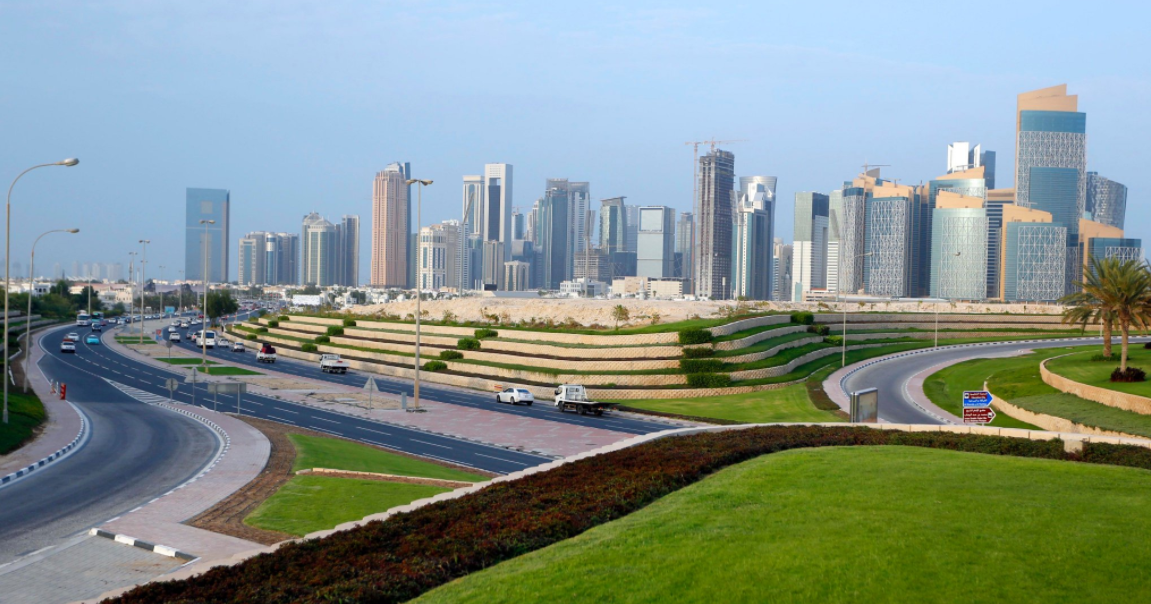 zeleň je všude, perfektní tráva a palmy