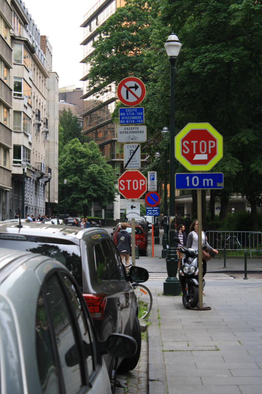 Značkový totem v Bruselu.