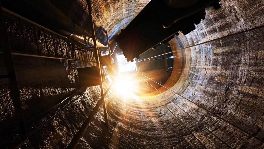 po náročních projekčních a přípravních pracích se potřebovalo 9 měsíců na vyhloubení a vybudování primárního ostění 96m hluboké šachty hrubého průměru 7 až 9 metrů, momentálně se pokračuje betonáží sekundárního ostění a ražením bočních větracích kanálů délky 27m a průrezu 44 m2