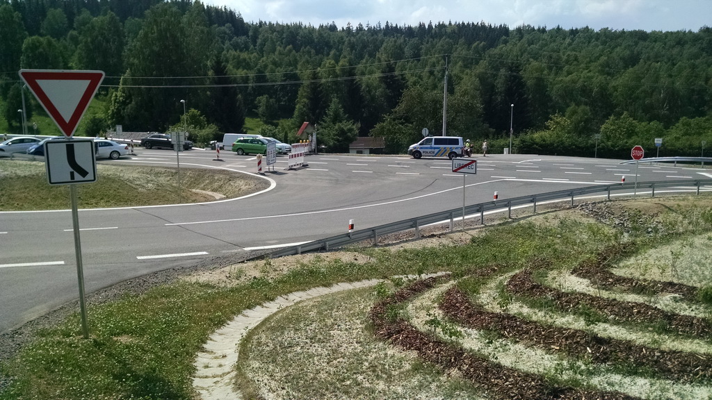 Ve 14 hodin by měly zábrany už být odstraněny a provoz zahájen.