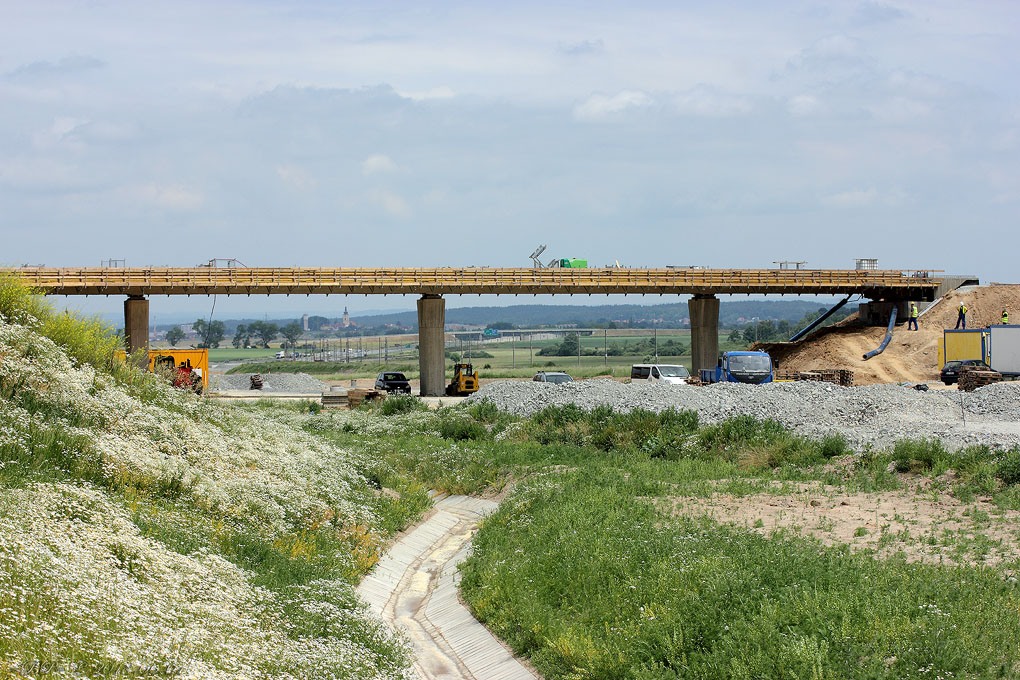 most nad dálnicí k obci Bošilec