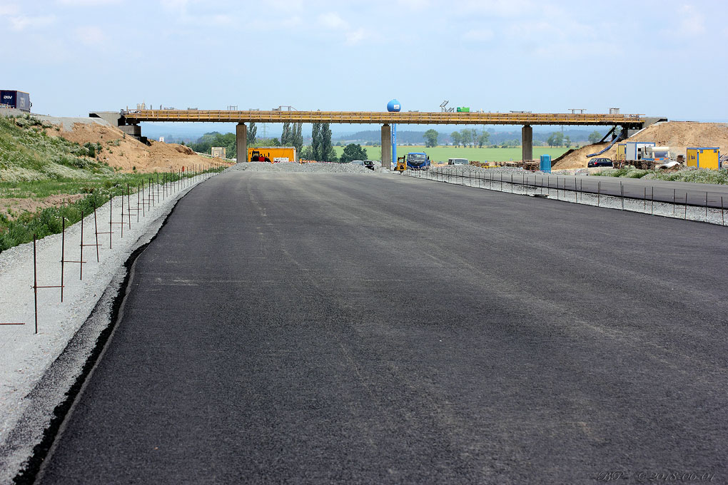 pohled z asfaltky na budovaný most nad dálnicí k obci Bošilec