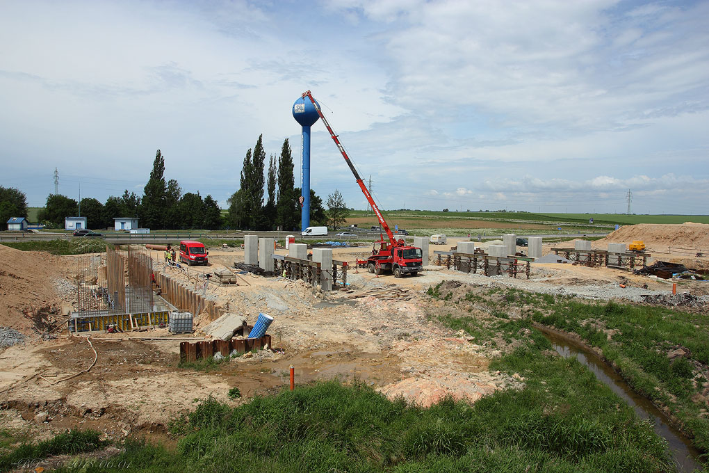 stavba mostu nad Bukovským potokem vypadá že je teprve v zárodku