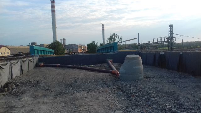 Pokládka kanalize z tenkostěných plastových trubek do vozovky. Snad zatížení vydrží...