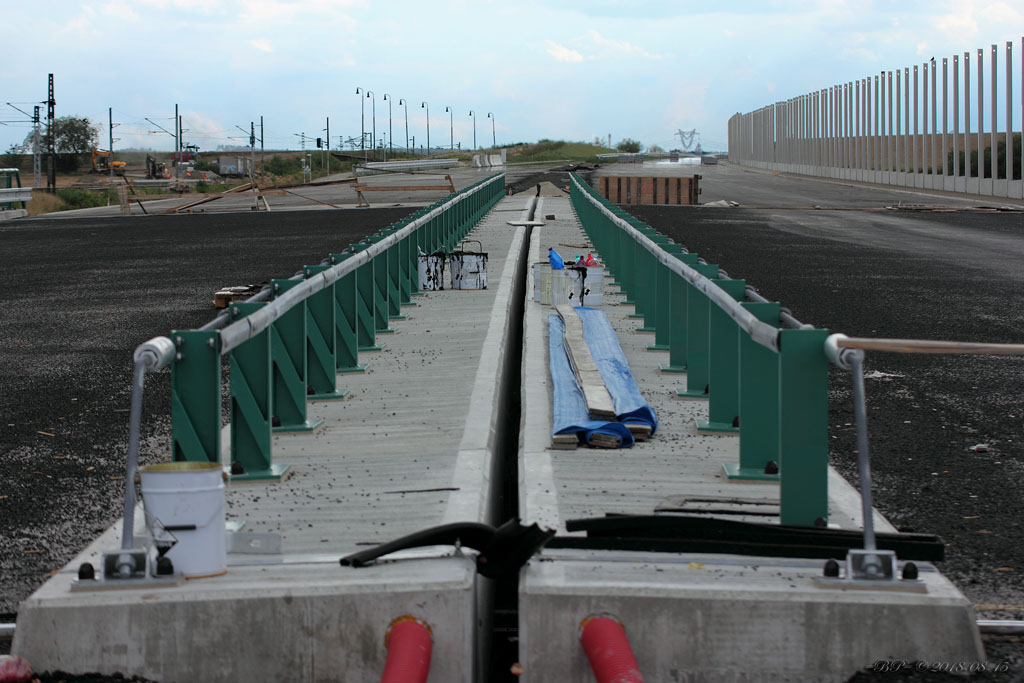 stavba D3 - pohled směr Ševětín - středové zábradlí mostu nad cestou do Mazelova - vlevo se buduje nová zastávka na trati z Budějc do Veselí nad Lužnicí