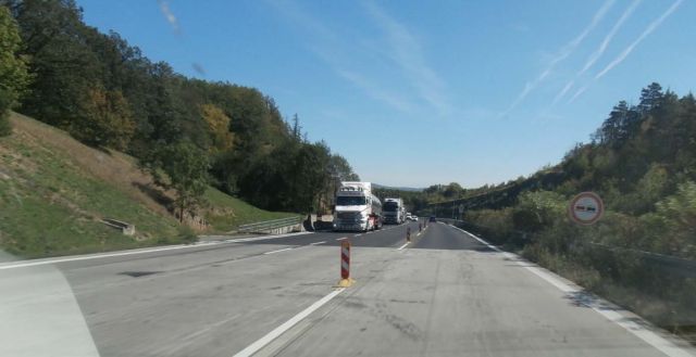 Přechod mezi starou a novou úpravou stoupacího pruhu (v protisměru). Na CB povrchu je ještě průběžný pravý, na novém Ab jž prostřední pruh.