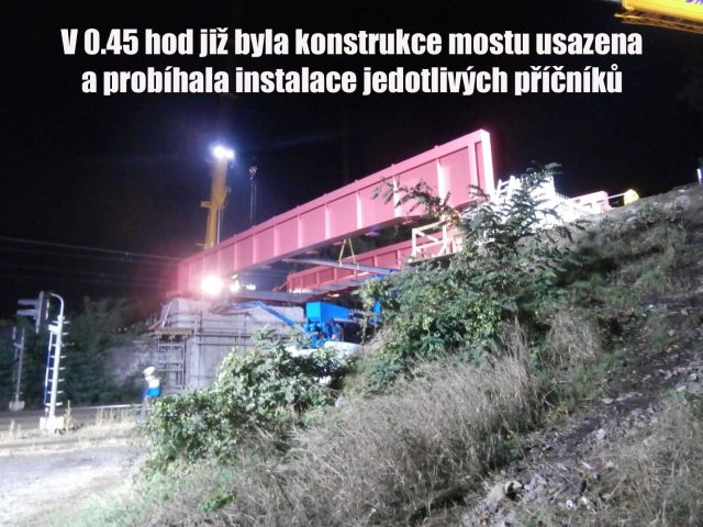 Nosníky jsou usazeny, probíhá montáž jednotlivých příčníků