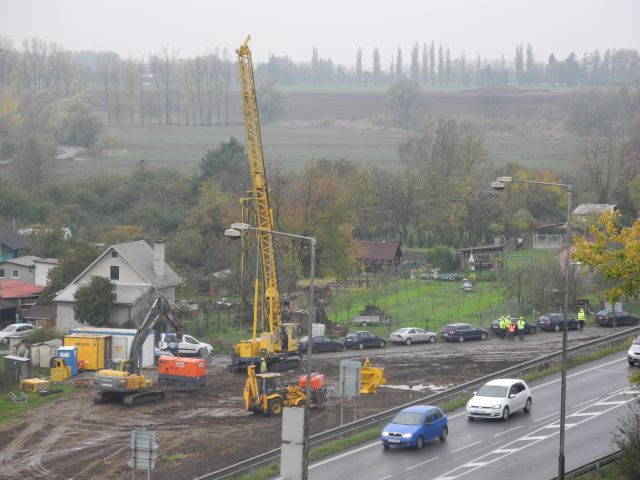 Připevňování kontejneru k vrtné soupravě