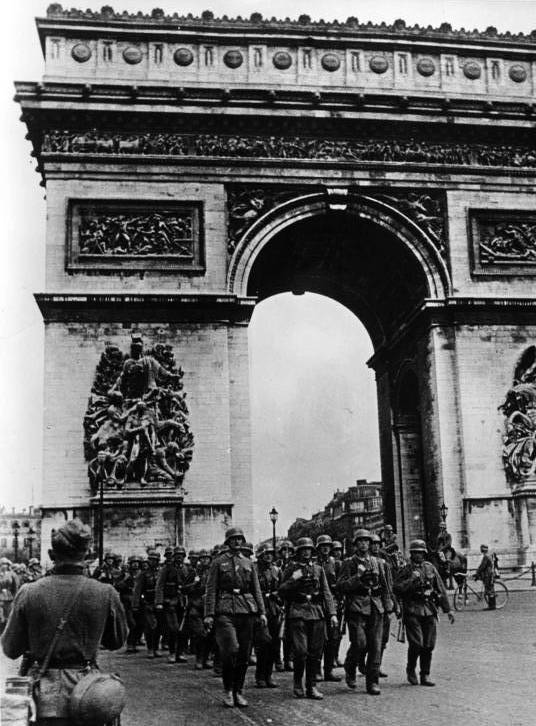 Bundesarchiv_Bild_101I-126-0347-09A,_Paris,_Deutsche_Truppen_am_Arc_de_Triomphe.jpg