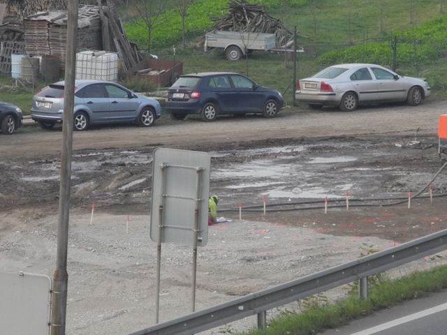 Vykolíkovaná místa vrtání.JPG