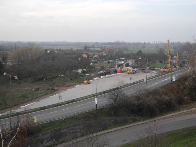 Vyštěrkované předpolí estakády.JPG