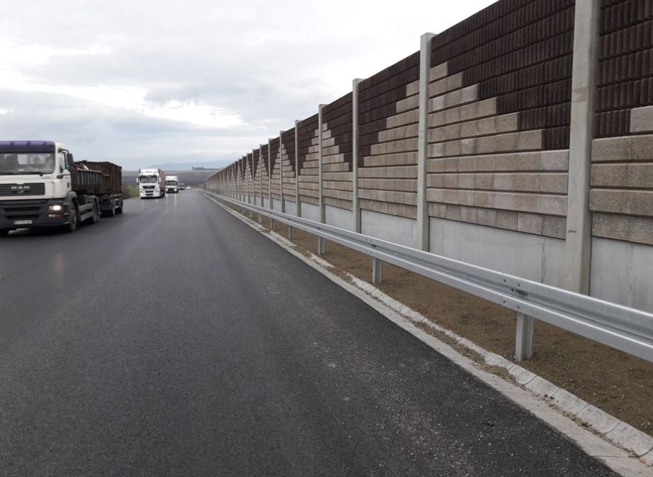 SO 255-00, PHS v km 118,465 - 118,947 vpravo - osazené betonové výplně a svodidla