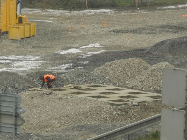 03 Pilíř č. 1 je už odšalován.JPG