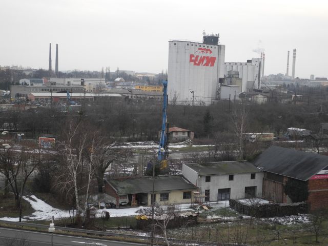 002 Vrtání pilířů postupuje k jihu.JPG