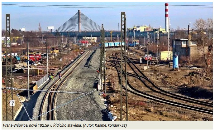 Prostor budoucí žst. Praha-Zahradní město, peróny budou za modrým vlakem, krerý stojí na dočasné koleji