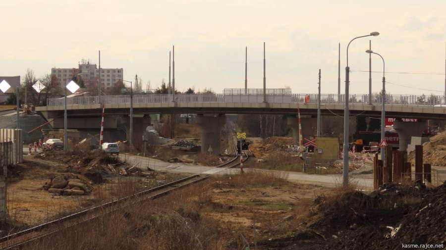 pohled od zastávky Plzeň-Skvrňany a rušený železniční přejezd