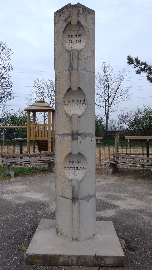 003 Monument Ladná.jpg