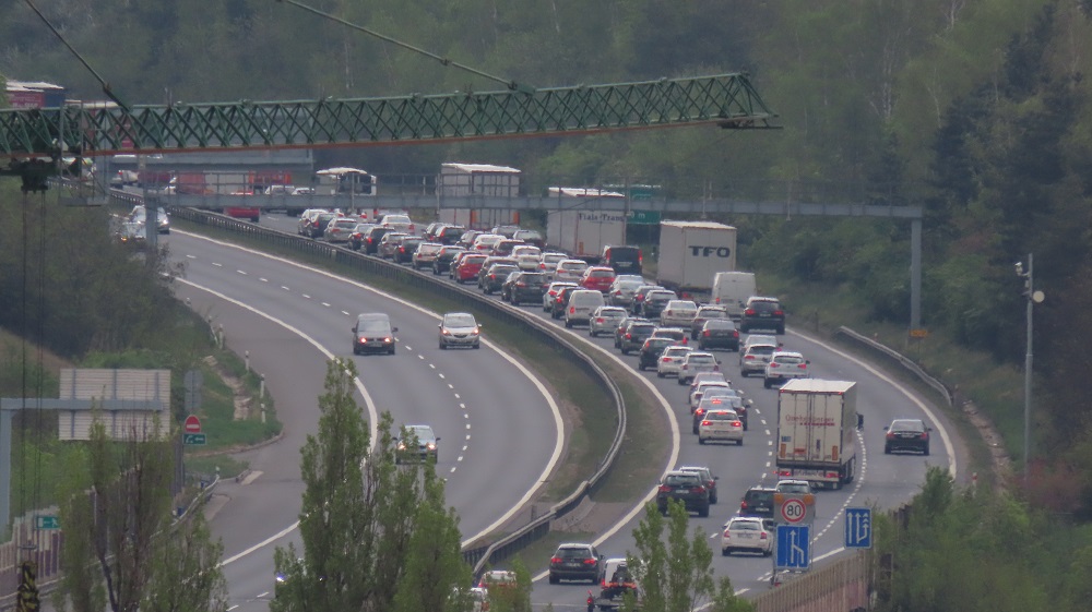Beroun 27.4.2019: kolona na Prahu<br />asi nemají třípruhový vozík ;)