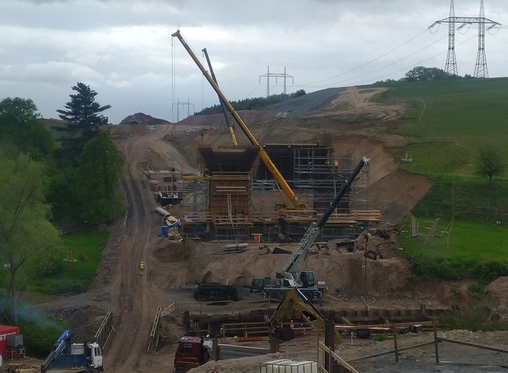 Stavba mostu přes krušovickou rokli zdárně pokračuje