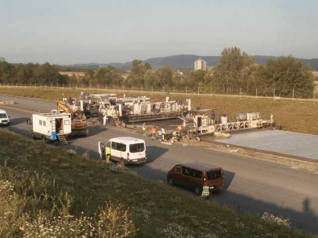 Zadní část finišeru uhlazuje beton
