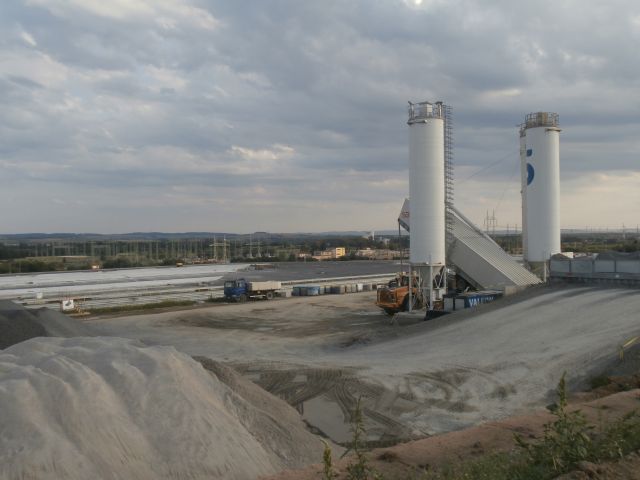 Betonárka na odpočívce směr Brno, v pozadí postupně betonovaná odpočívka směr Ostrava.