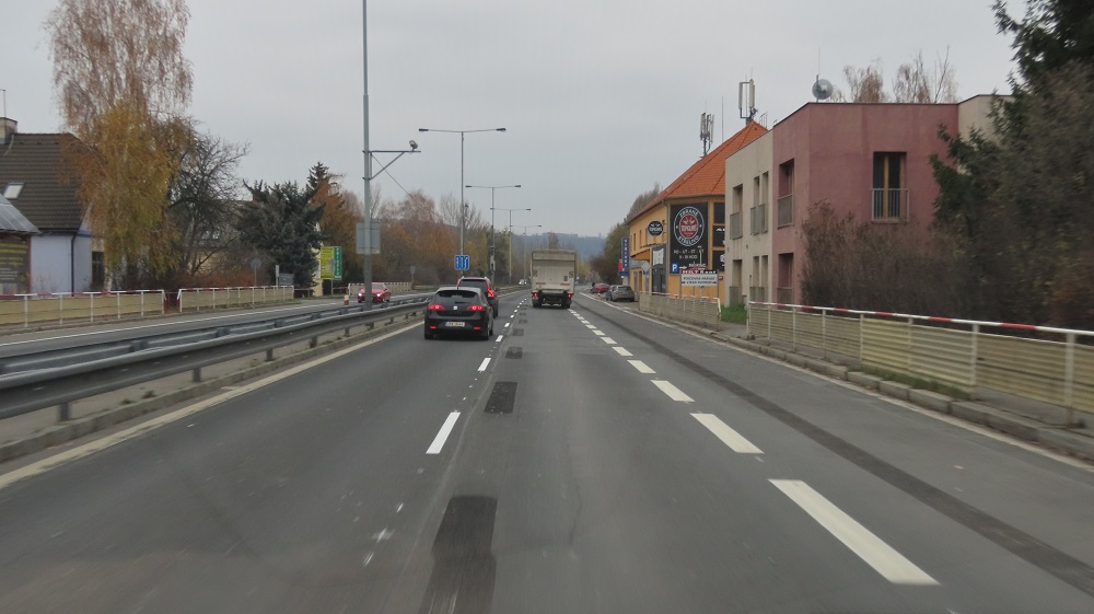 Nedělní vyznačování buspruhu v Lahovičkách