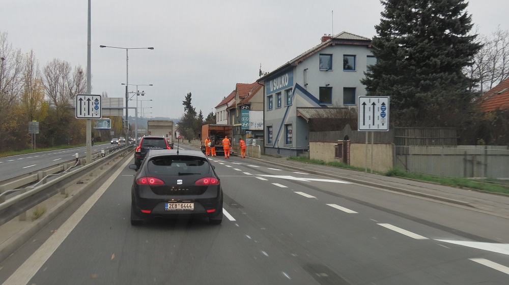 Nedělní vyznačování buspruhu v Lahovičkách