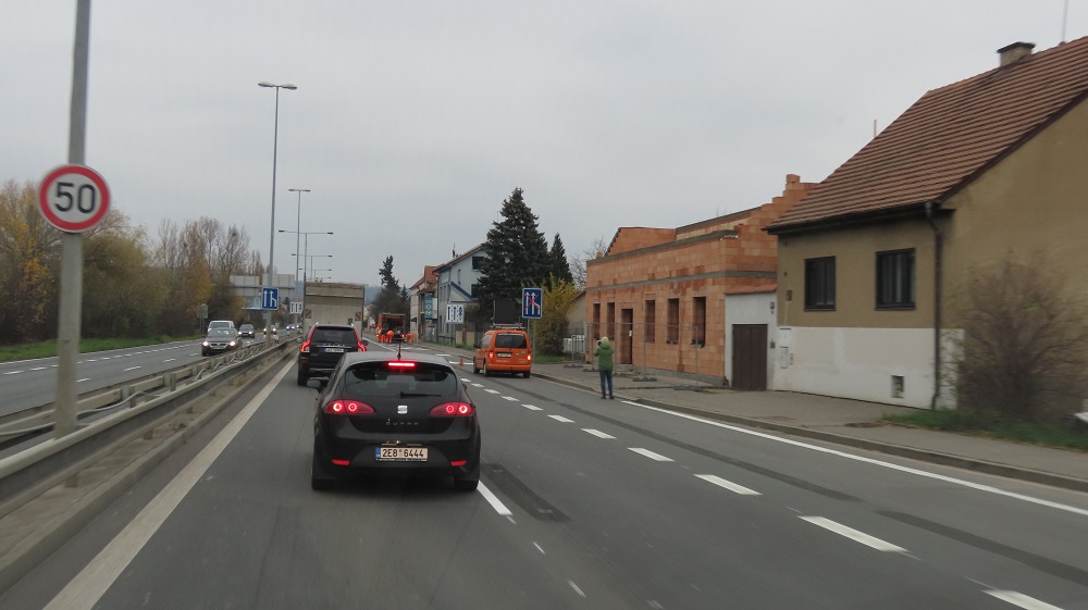 Nedělní vyznačování buspruhu v Lahovičkách