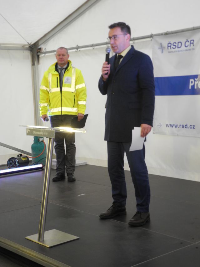 Ministr dopravy a mluvčí ŘSD.JPG