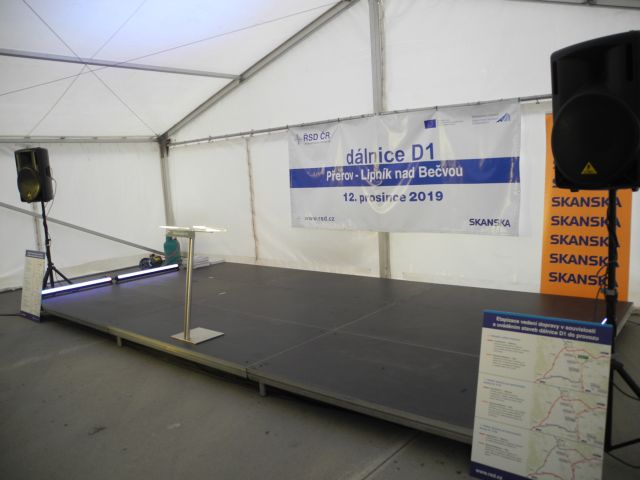 Připravené podium.JPG