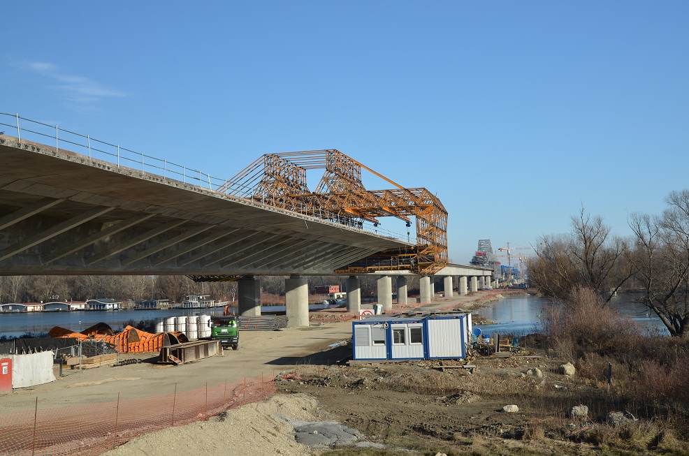 Betonovací vozík mostovky pravobřežní estakády mostu přes Dunaj