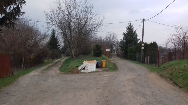 Začátek násypu k nadjezdu (zarostlý střední pás mezi cestami) v pohledu ze středu trojúhelníku - od jihu.