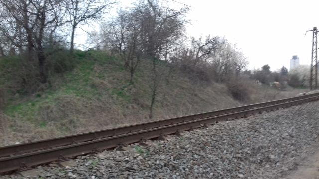 Torzo náspu na severní straně bývalého nadjezdu. K mostovce zde vedly náspy ze tří stran.