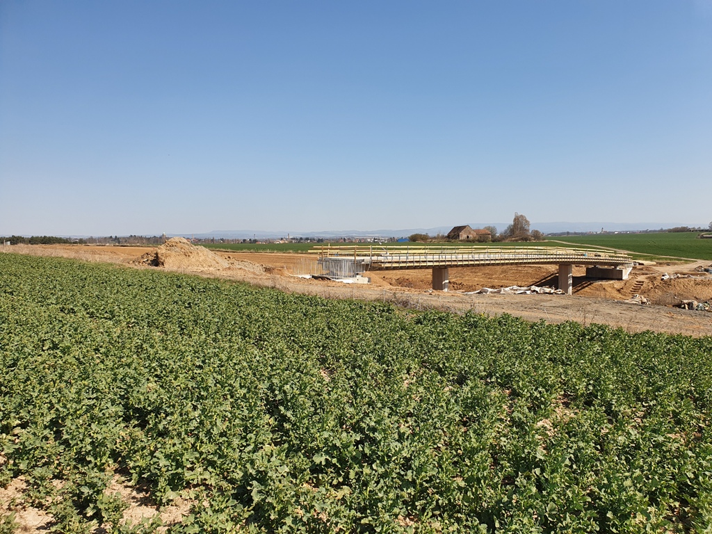 Most na Libinách (polní cesta ze Rtyně do Semonic). Podle bednění jsem myslel, že most je obloukový, nakonec je jen "ohnutý". Zřejmě nejvyšší bod trasy. V hlubokém zářezu již je na dně kanalizace. Zemní práce se zdají být hotové.