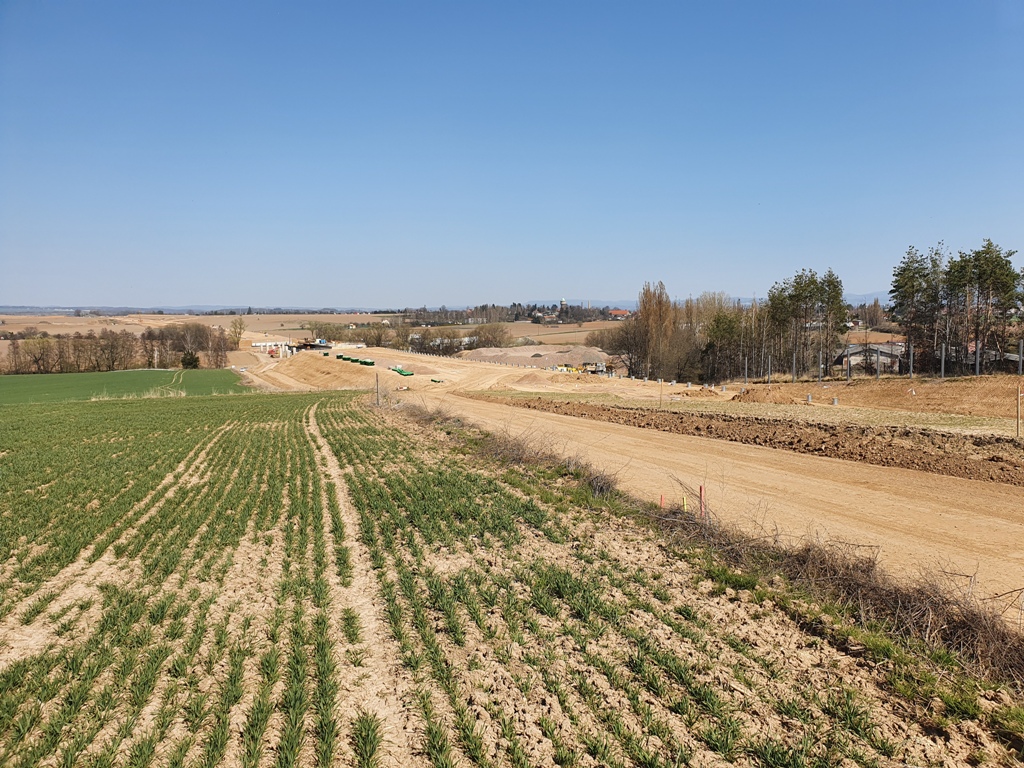 Ze hřbetu Libina směr Trutnov. Vpravo není dánice, ale jen stavební komunikace, dálnice je pod ní v zářezu. Těleso je hotové v pozadí most přes Dolecký potok má hotová 3 pole v jízdním pásu na Trutnov. Za mostem dálnice pokračuje vlevo nahoru, kde je již těsně za hřebenem křižovatka Jaroměř sever. (škoda malého rozlišení)