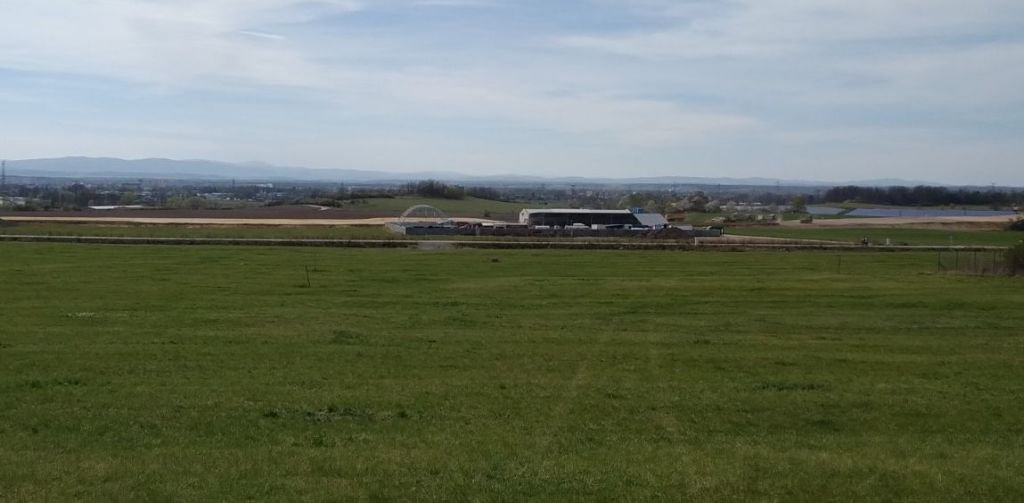 Pohled na stavbu tesne pred MUK Usilne (od Adamova smer zapad)