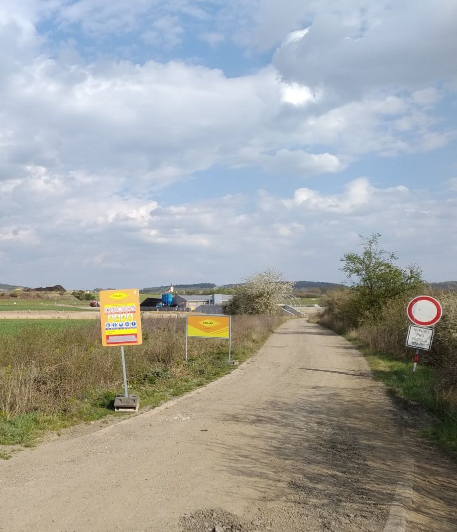 ?Stavba podchodu pod mistni komunikaci? Pred MUK Usilne, pohled smer vychod