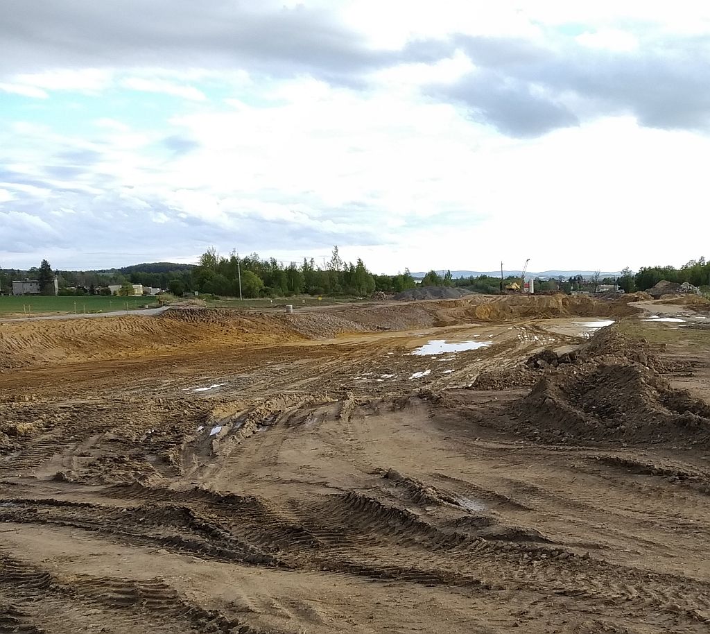 Vpravo zahloubeni do severniho portalu tunelu pohurka, vlevo patrne stavba nove mistni komunikace Hlinsko- Dobra Voda