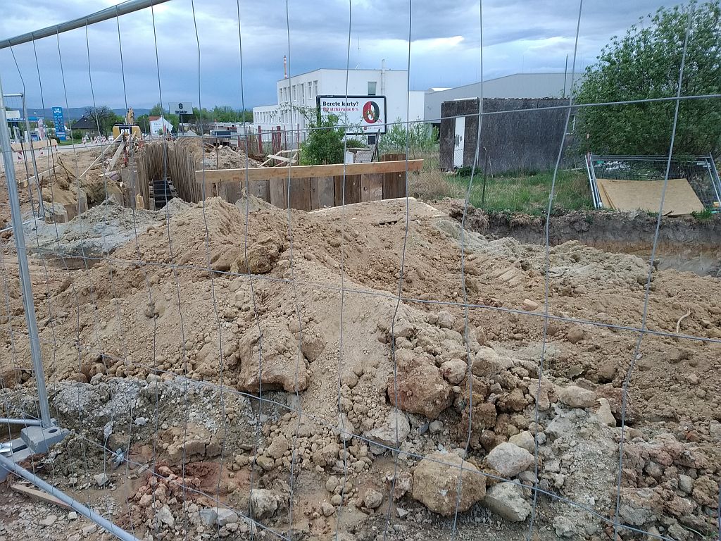 Firmy jiz asi 3 mesice buduji portal podjezdu Rudolfovske u Vráta (pri celotydennim kyvadlovem provozu rizenem semafory...)