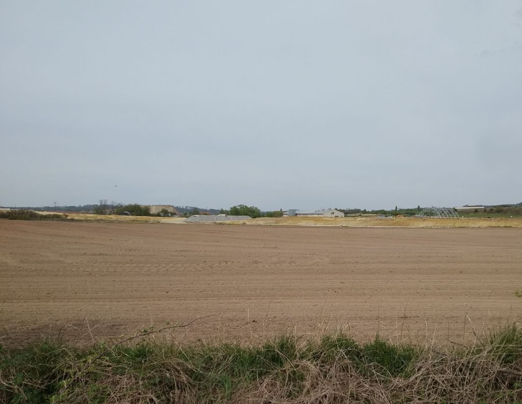 Stavba nasepu dalnice pred napojenim na MUK Usilne, v pozadi depo (hora) zeminy