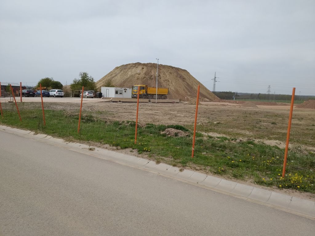 Tatrovky pilne navazeji zeminu na nasep D3