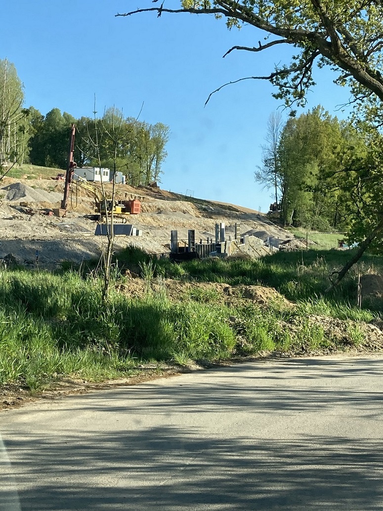 pohled ze stavajici silnice ve smeru z Plava na Plavnici tesne pred domkama u silnice pred tim rybnikem.