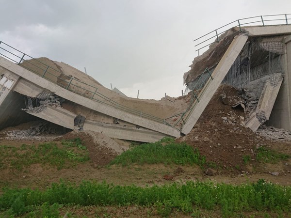 Zdroj: https://apps.derstandard.at/privacywall/story/2000117940807/bruecke-auf-b25-bei-wieselburg-eingestuerzt