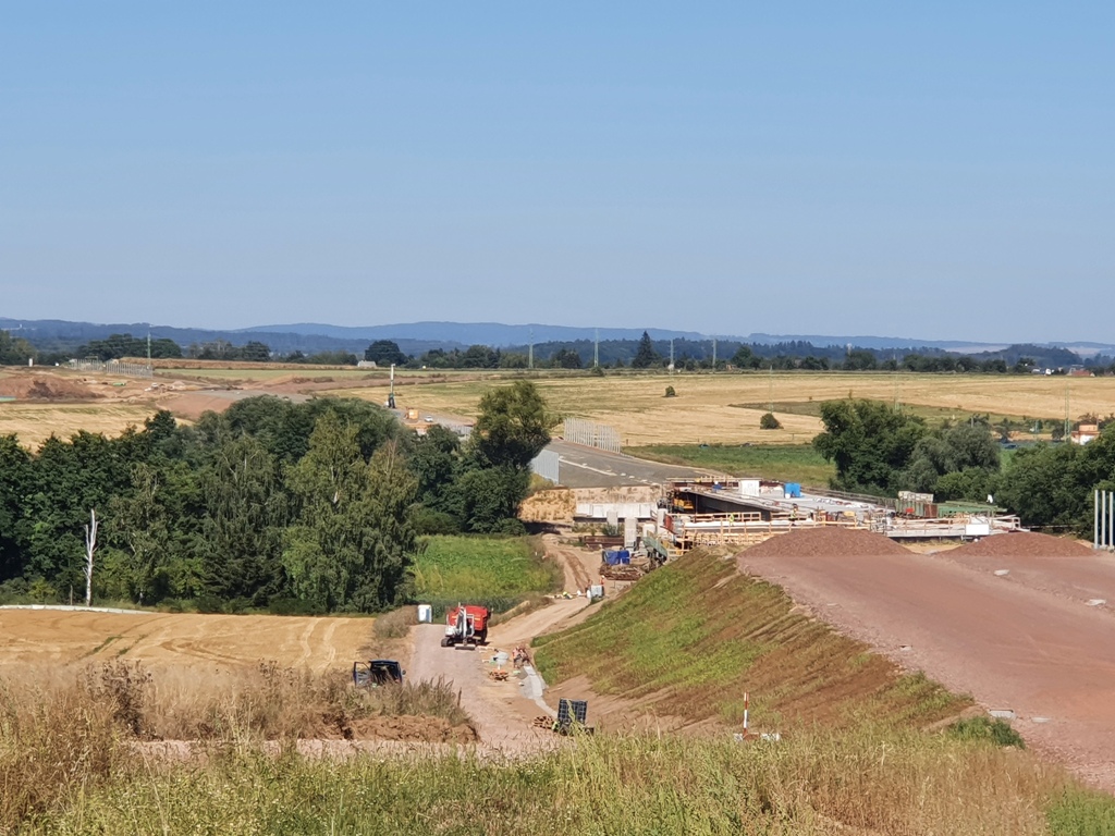 Estakáda přes Dolecký potok - most směr PL je dobetonován.