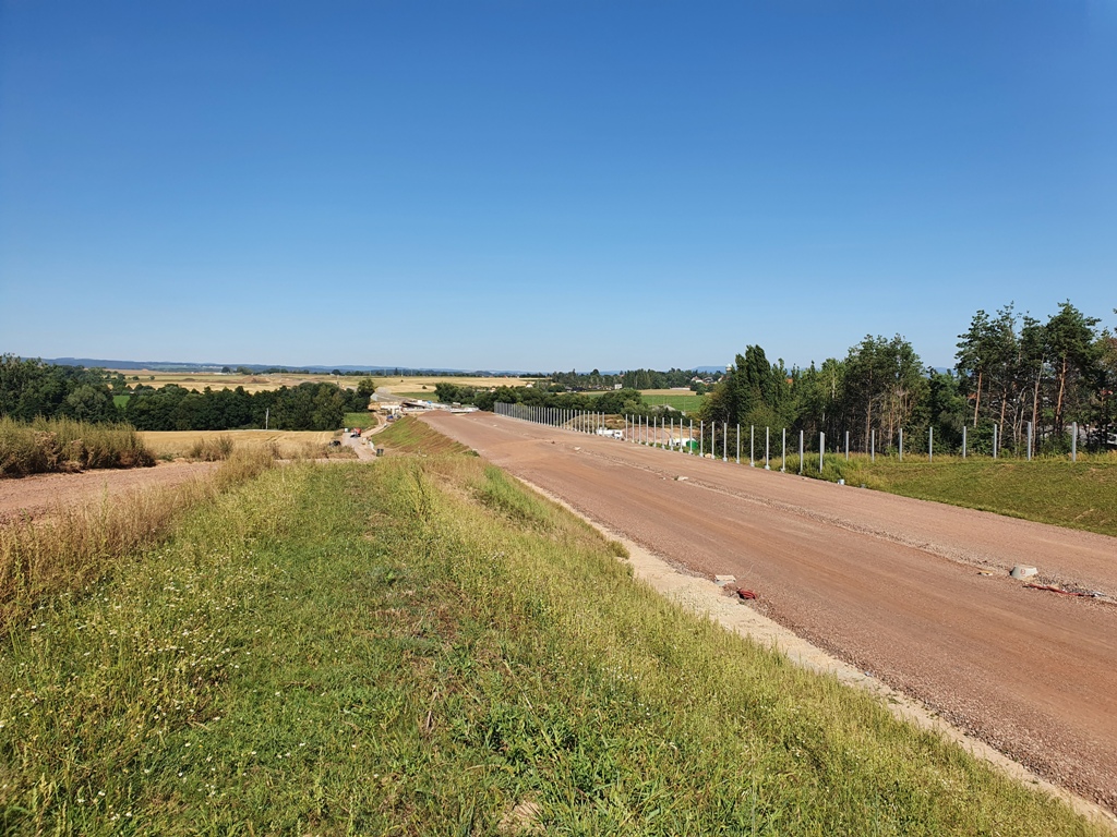Z Libin směr PL kamenivo je připraven až po estakádu přes Dolecký potok, tipuji, že tady se bude afaltovat, co nevidět, zatím končí asfalt před Libiny z pražské strany.