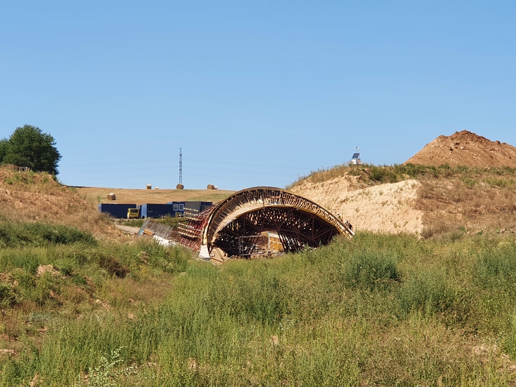 Podjezd pod dálnicí nad Hořenicemi (nedávno zde byly diskutovány jeho masivní základy).