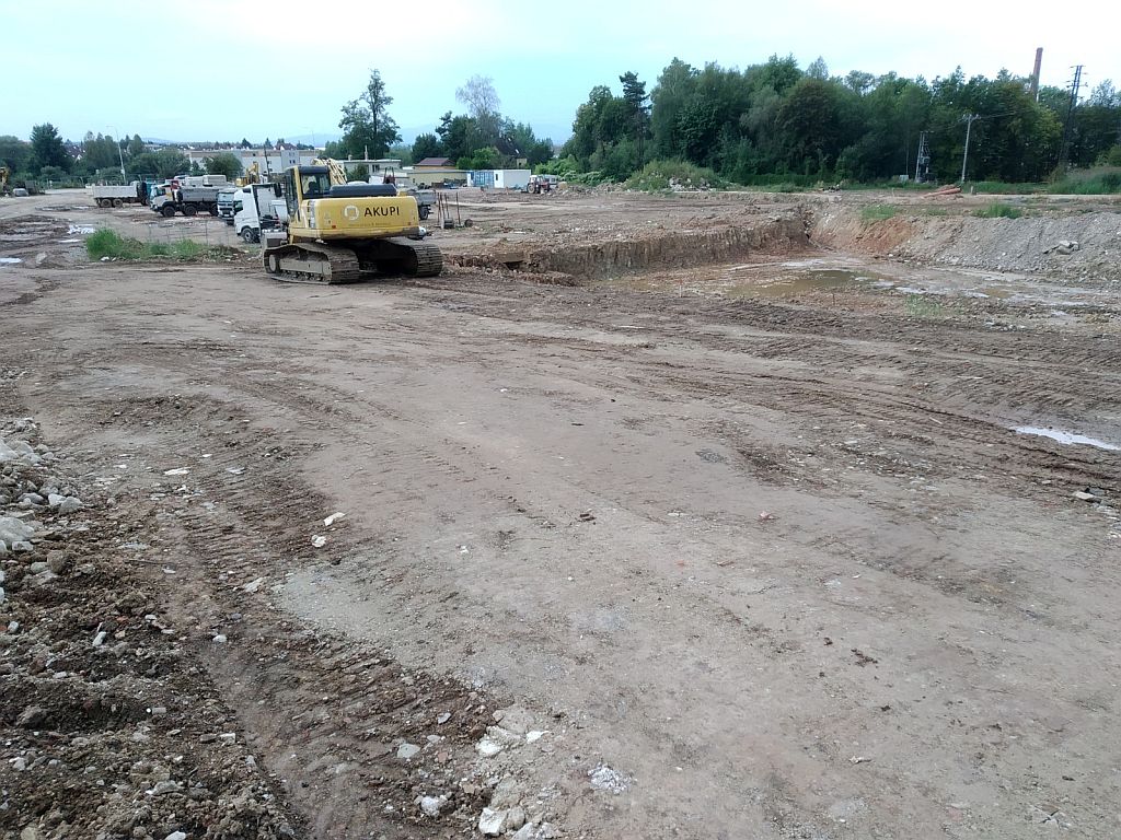 Pohled na budouci severni portal tunelu na Dobrovodske, v pozadi ta Pohurka